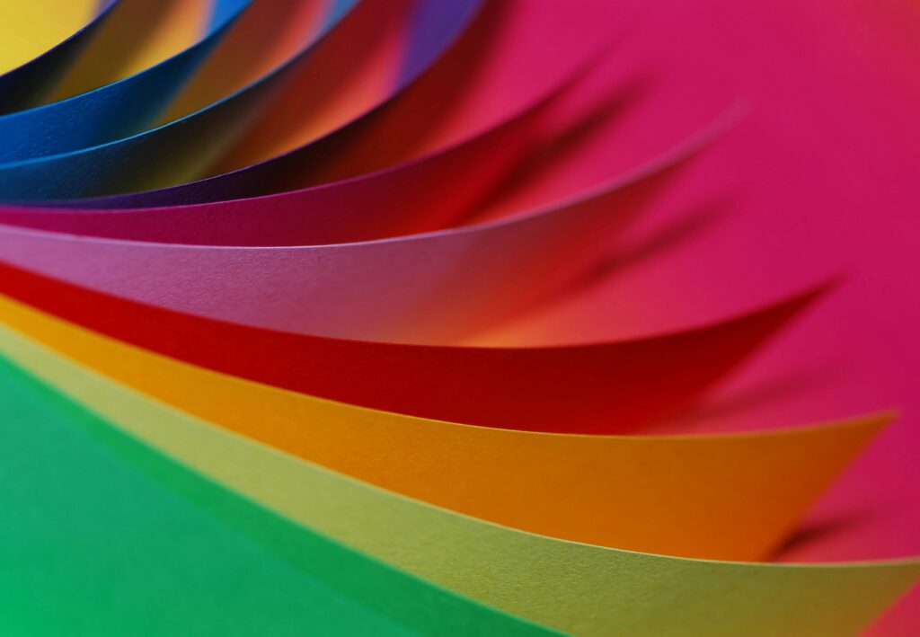 Papier Vibrant layers of colorful paper arranged in a dynamic, abstract pattern.